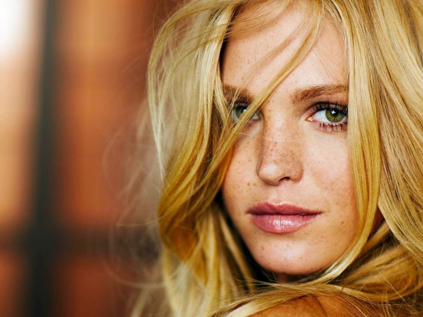 Рыжая девушка