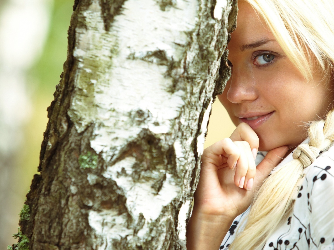 Блондинка у березы