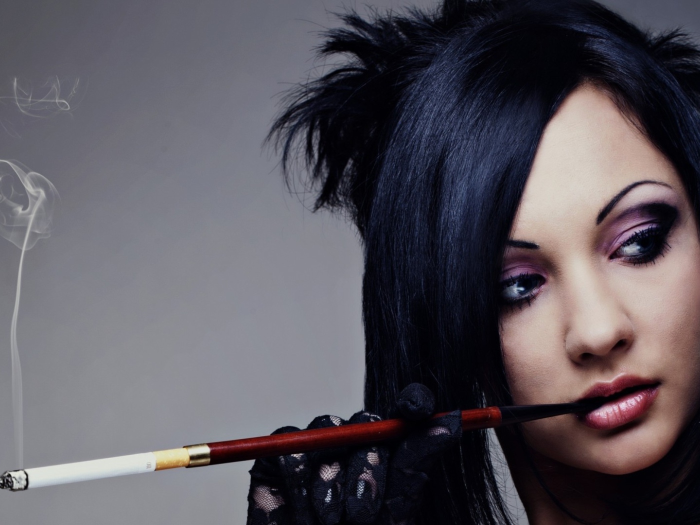 Девушка курит сигарету