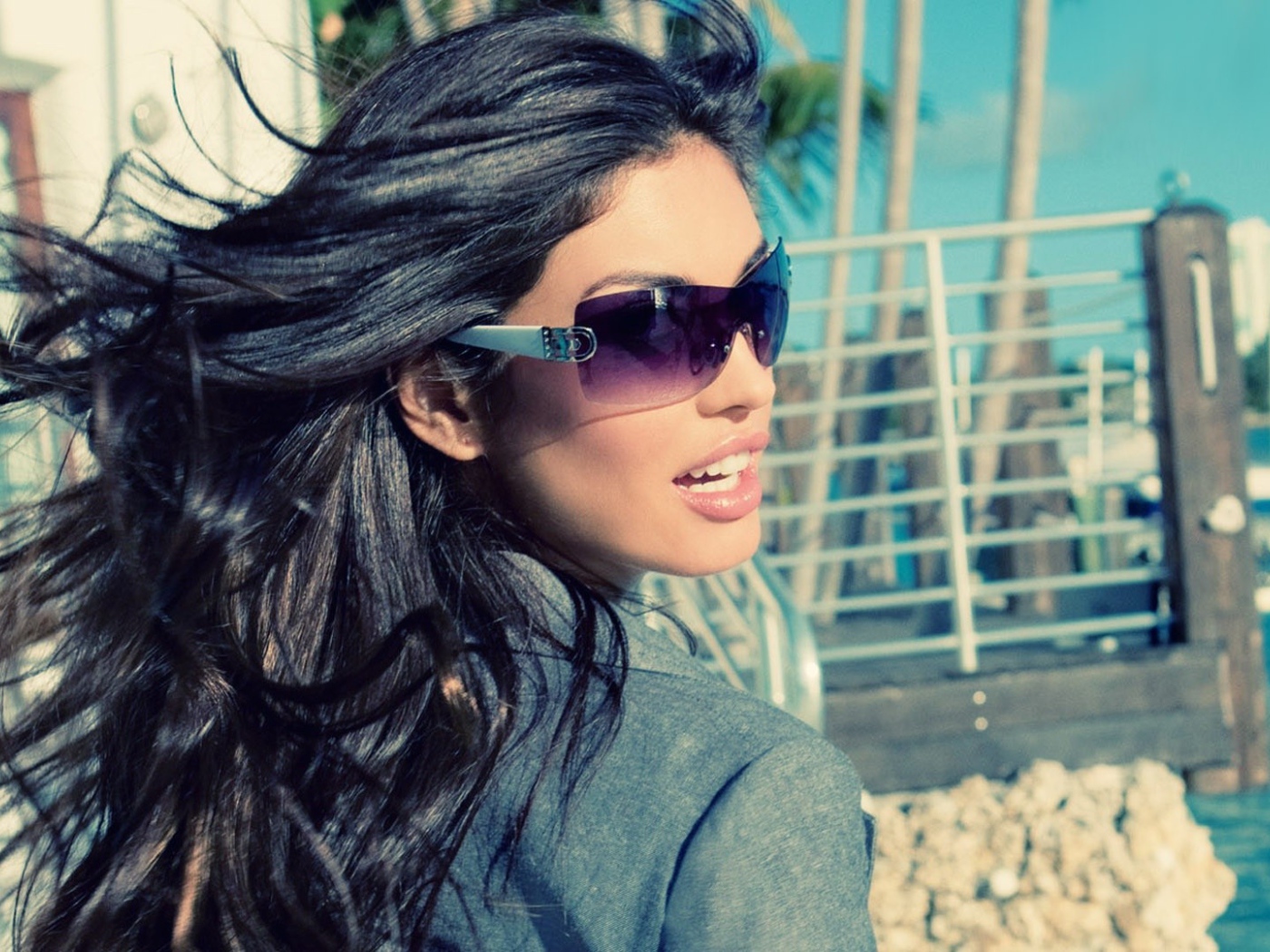 Брюнетка с пышными волосами