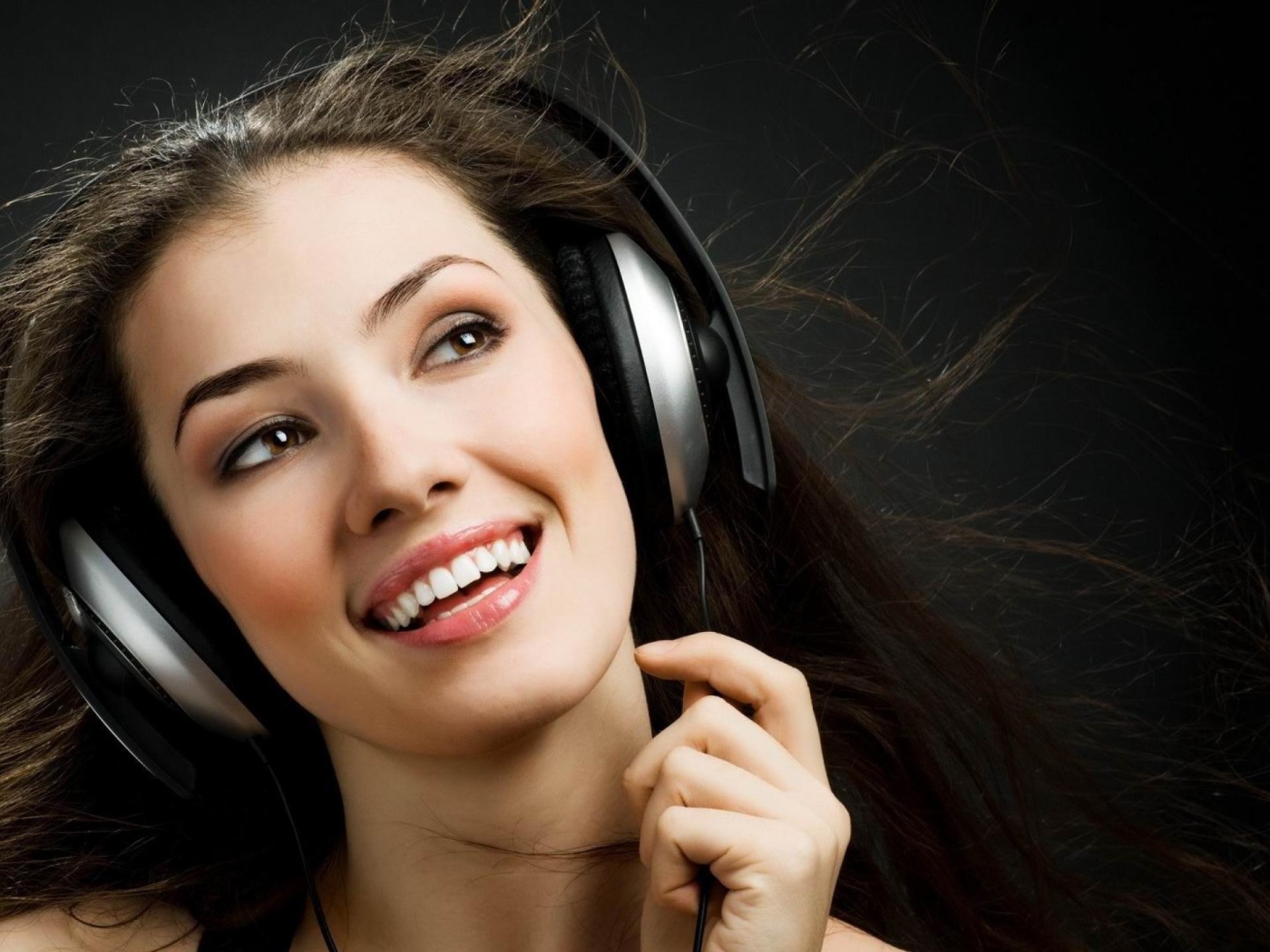 Девушка ди джей