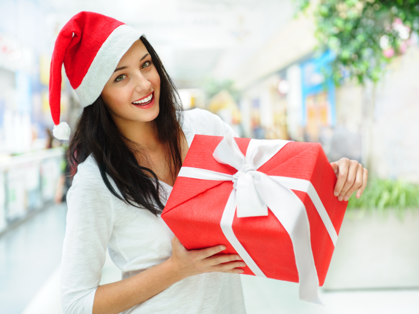 Снегурочка с подарком