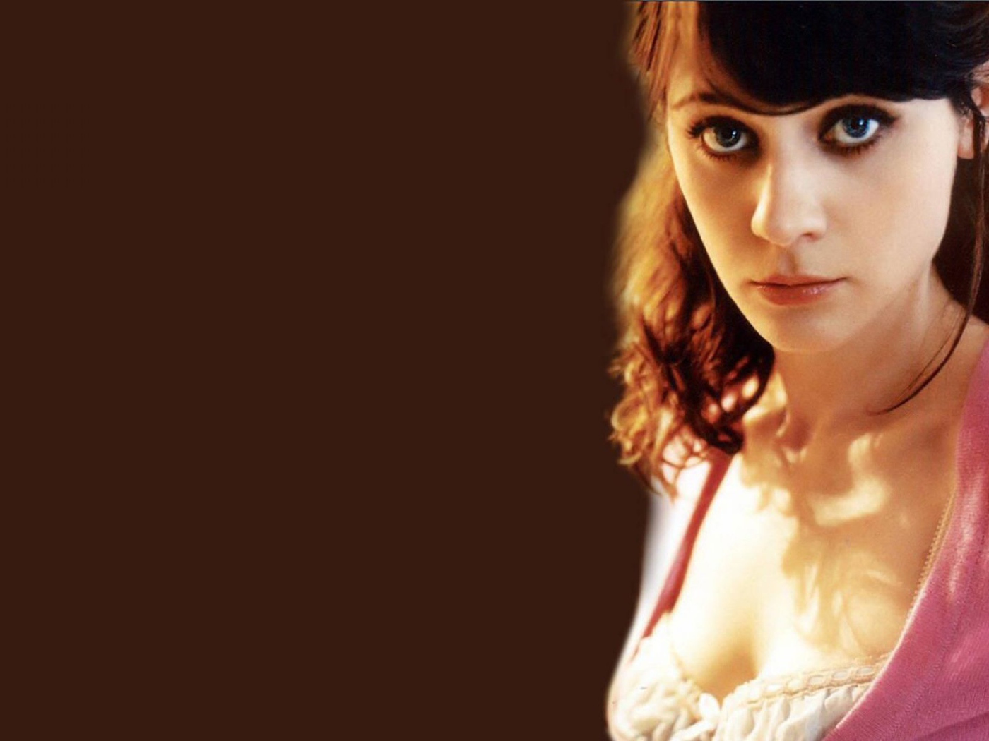 Дешанель на коричневом фоне