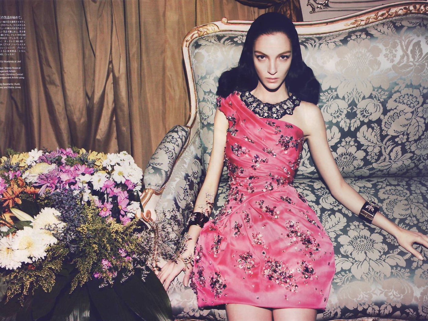 Модель в розовом платье, рекламное фото