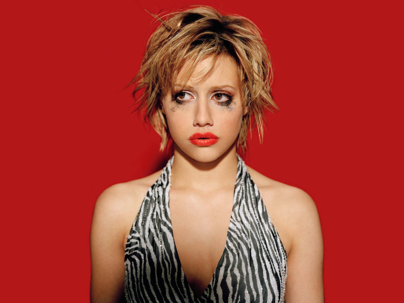 Обиженная девушка плачет