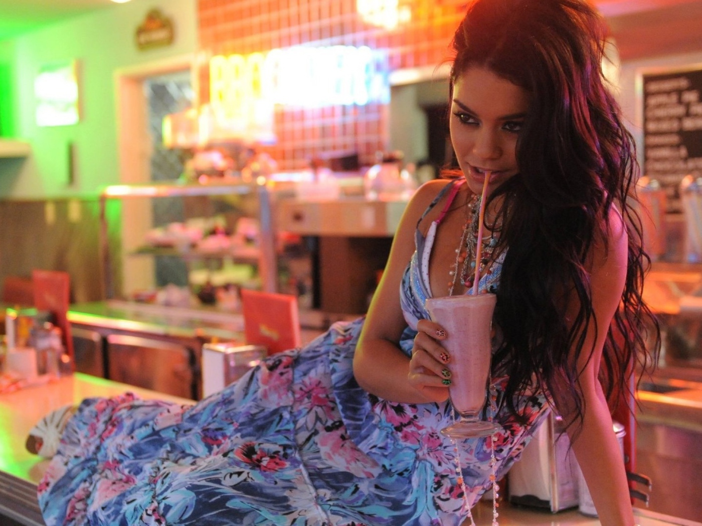 Ванесса пьет коктейль