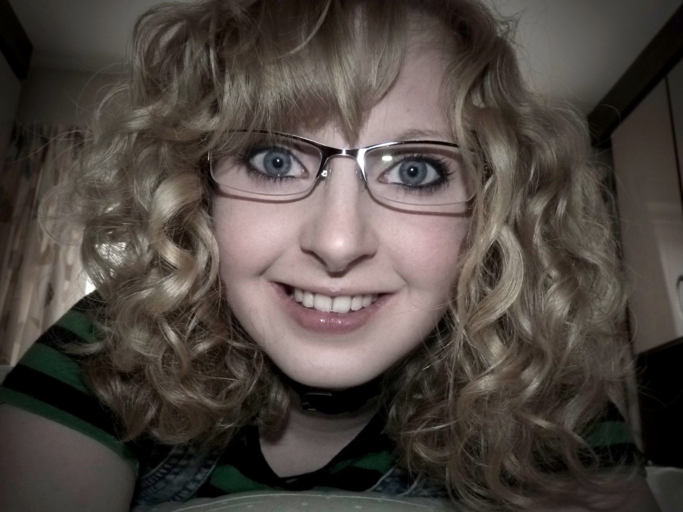 Блондинка в очках