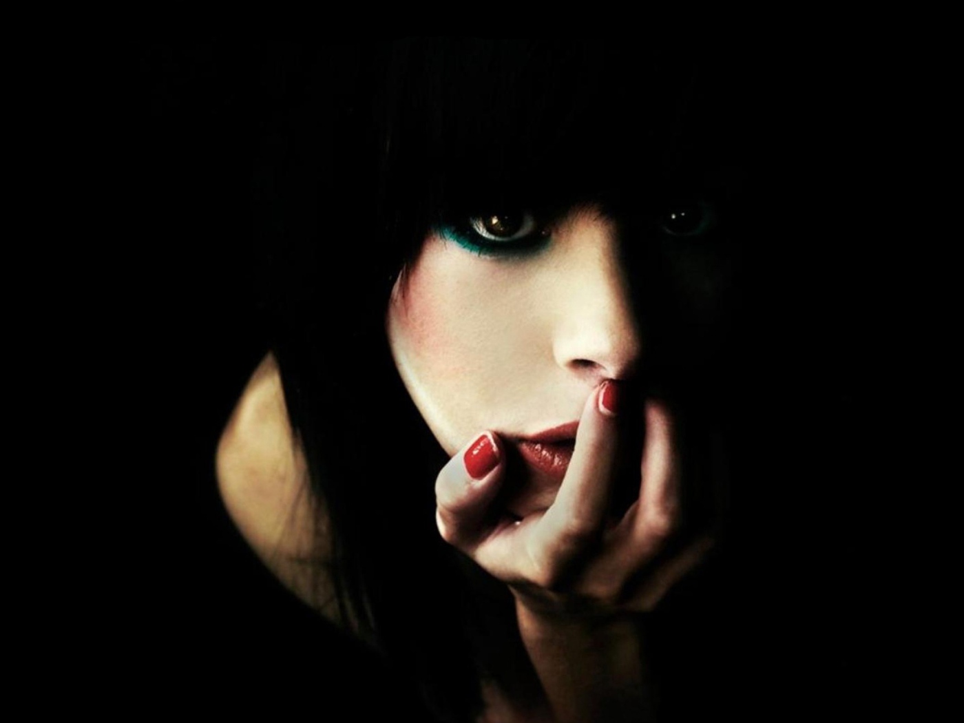 Девушка на черном фоне