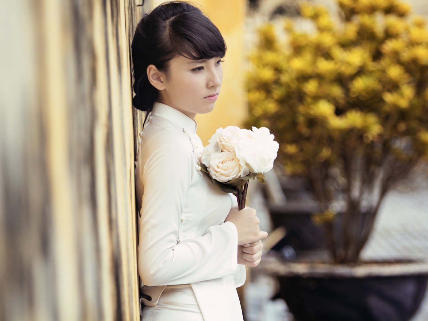 Девушка с букетом белых роз
