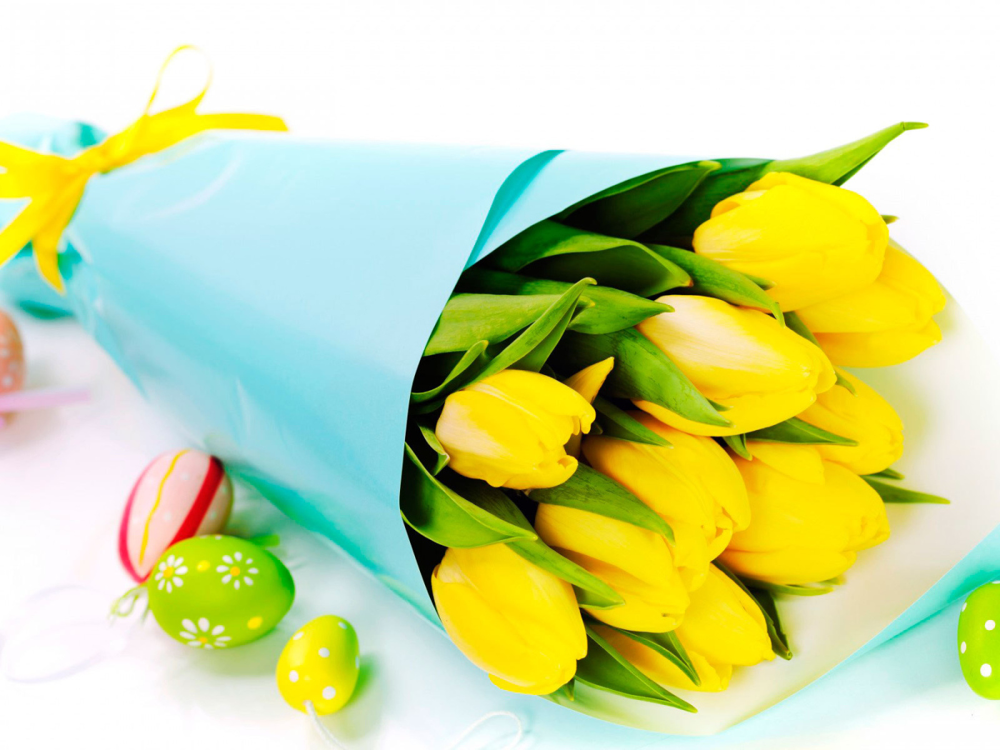 Букет желтых тюльпанов на Пасху