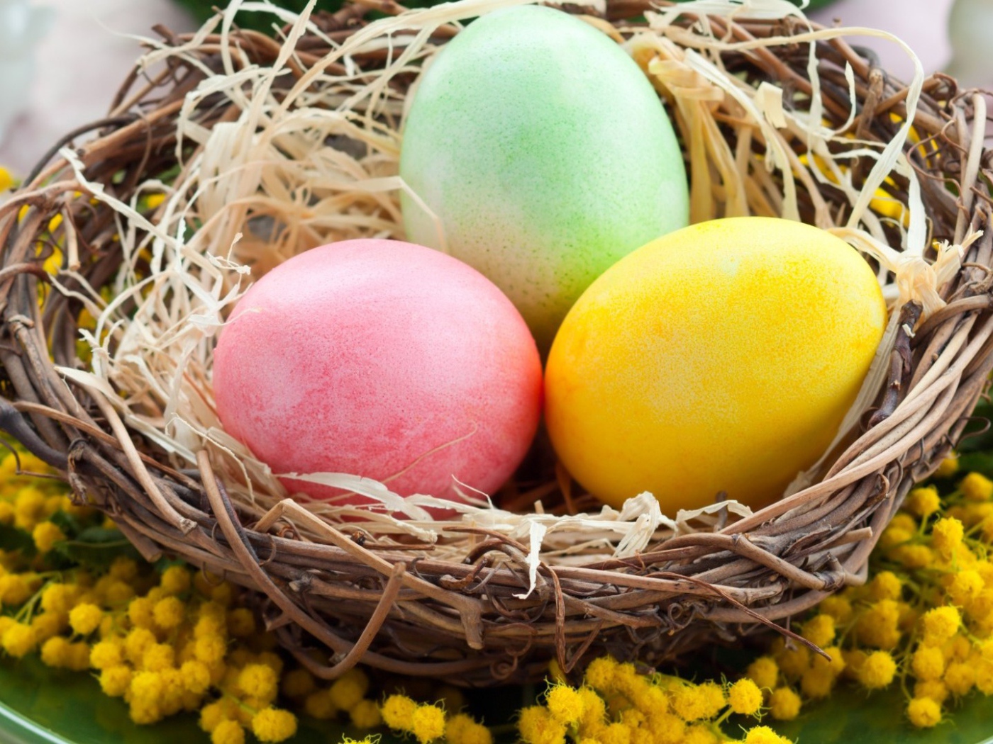 Яйца в плетеной тарелке на Пасху