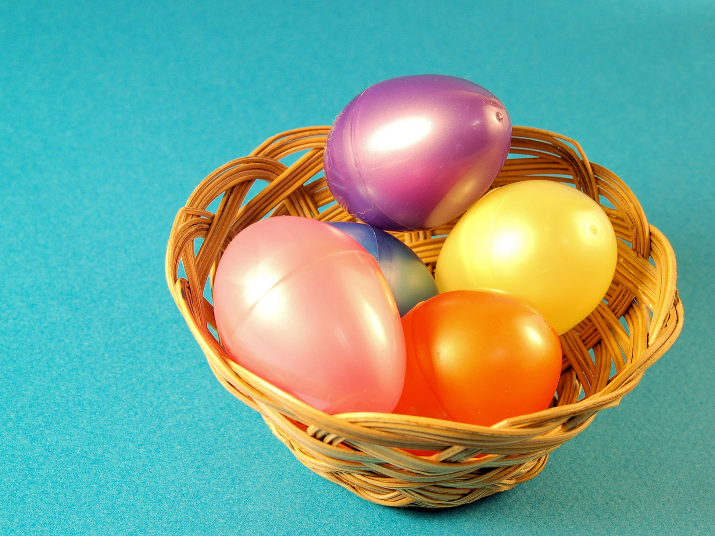 Яйца на голубом фоне на Пасху