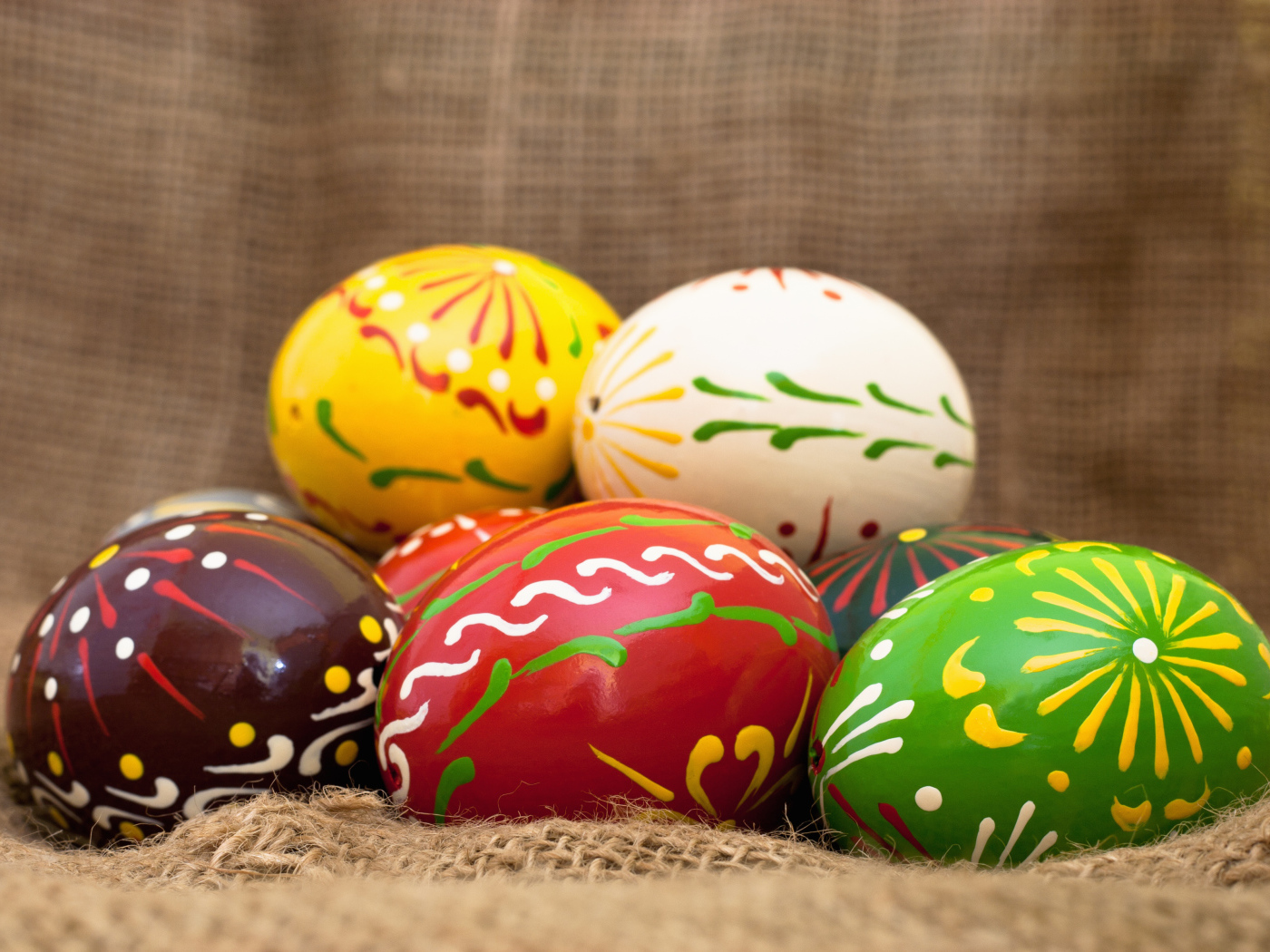 Яйца на мешковине на Пасху