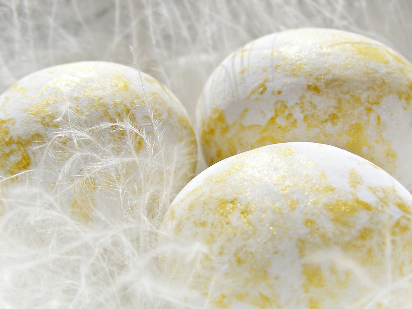 Яйца с позолотой на Пасху