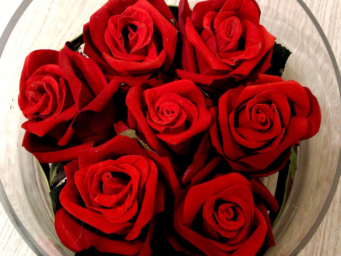 Красные розы на 8 марта в вазе