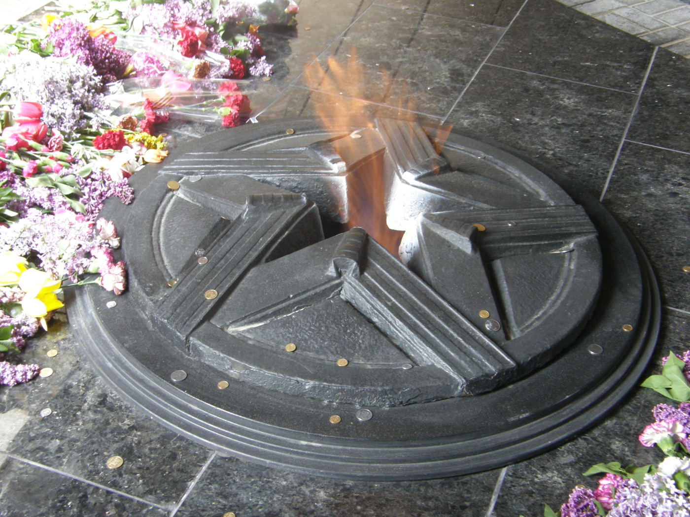 Пламя вечного огня в День Победы 9 мая