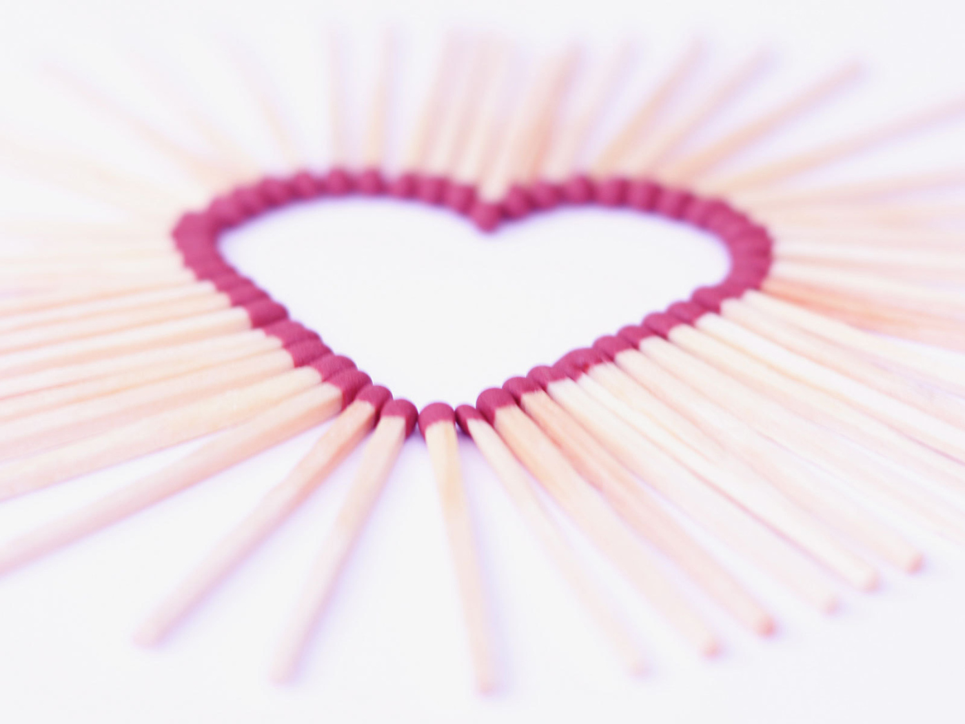 Сердце из спичек на День Святого Валентина 14 февраля