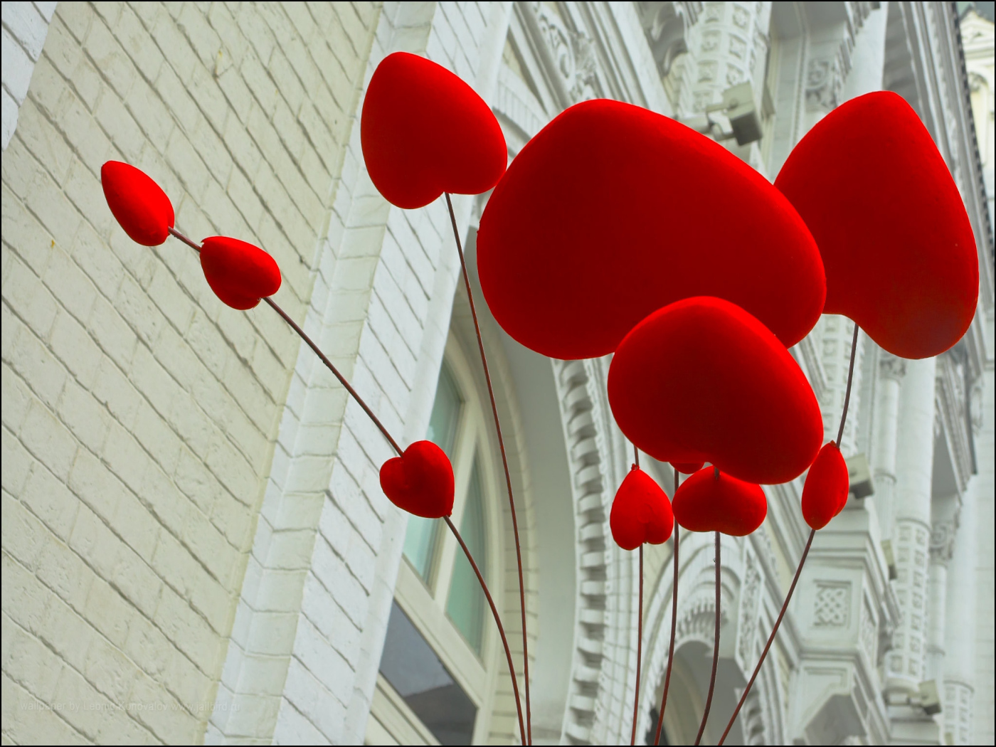 Сердца на фоне здания на День Святого Валентина 14 февраля