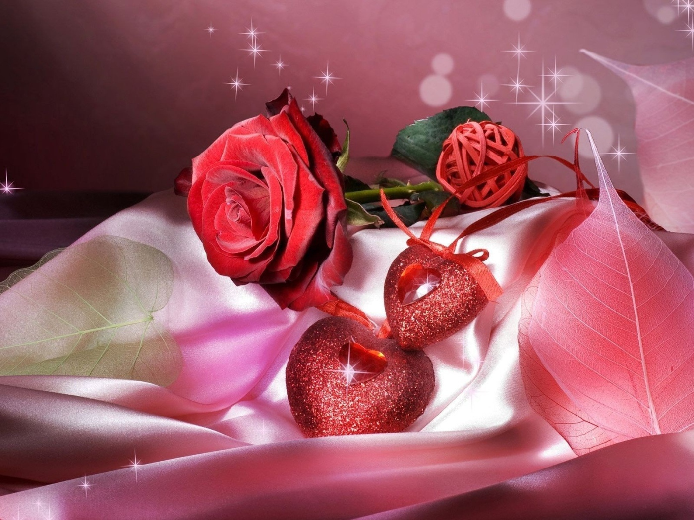 Розы и сердца на атласе на День Святого Валентина 14 февраля