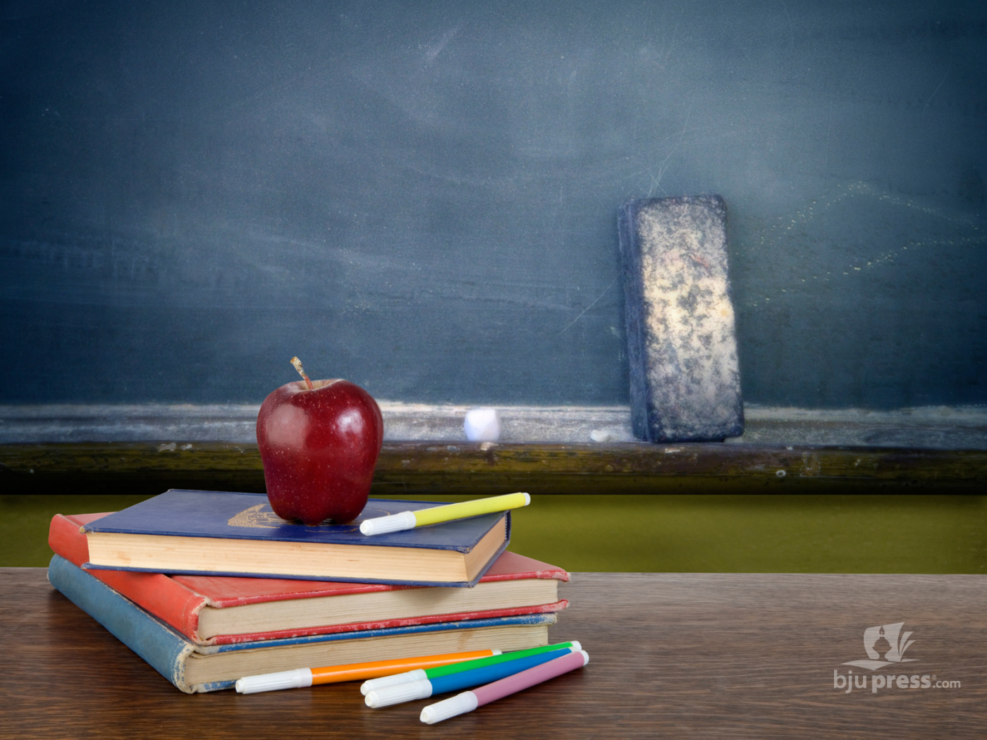 Яблоко на книгах в День знаний 1 сентября