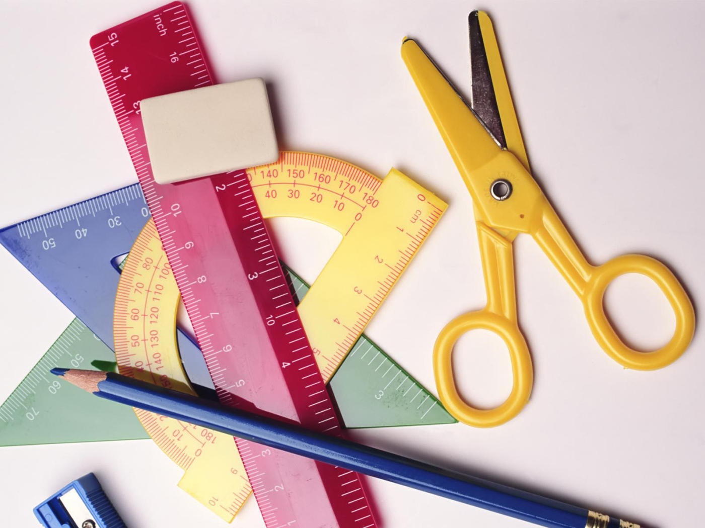 Содержимое портфеля в День знаний 1 сентября