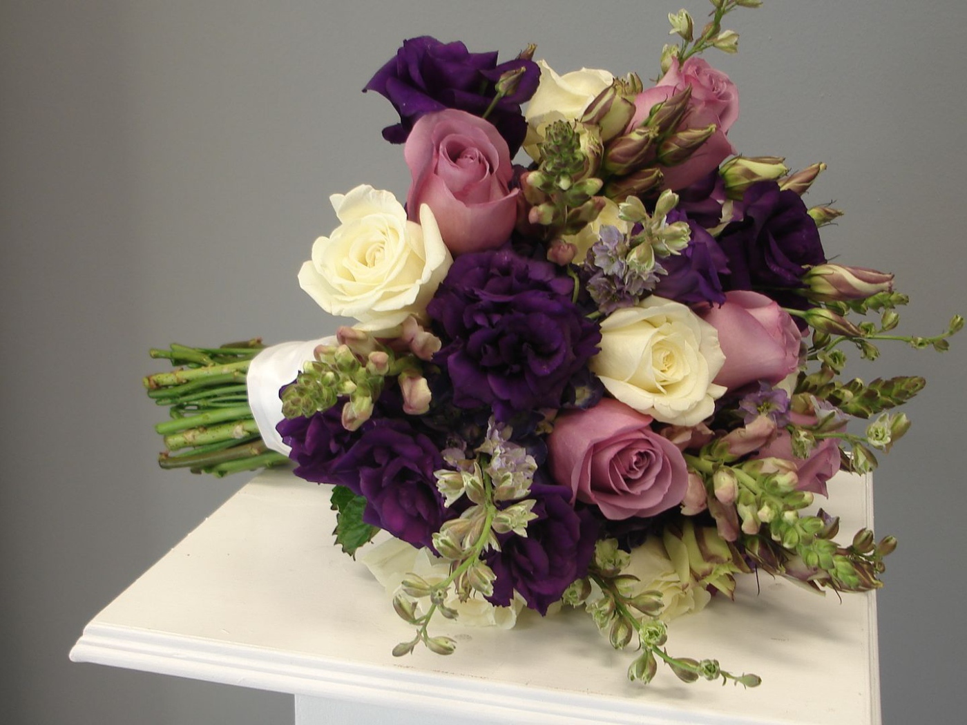 Фиолетовые розы в красивом свадебном букете