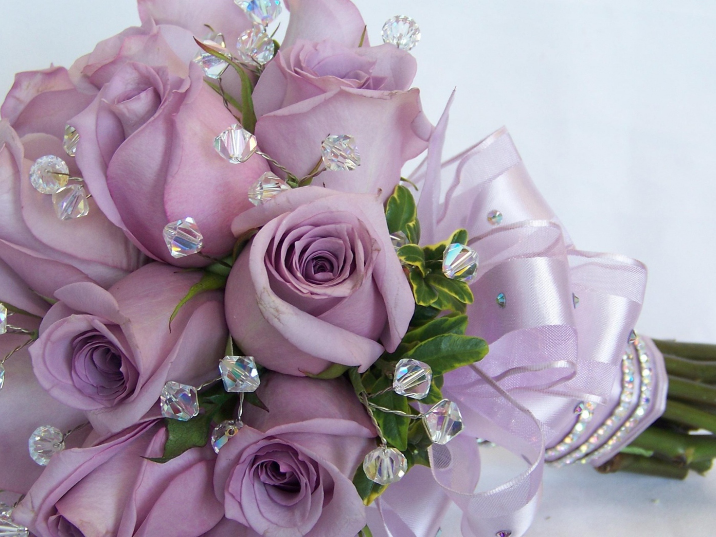 Фиолетовые розы в свадебном букете