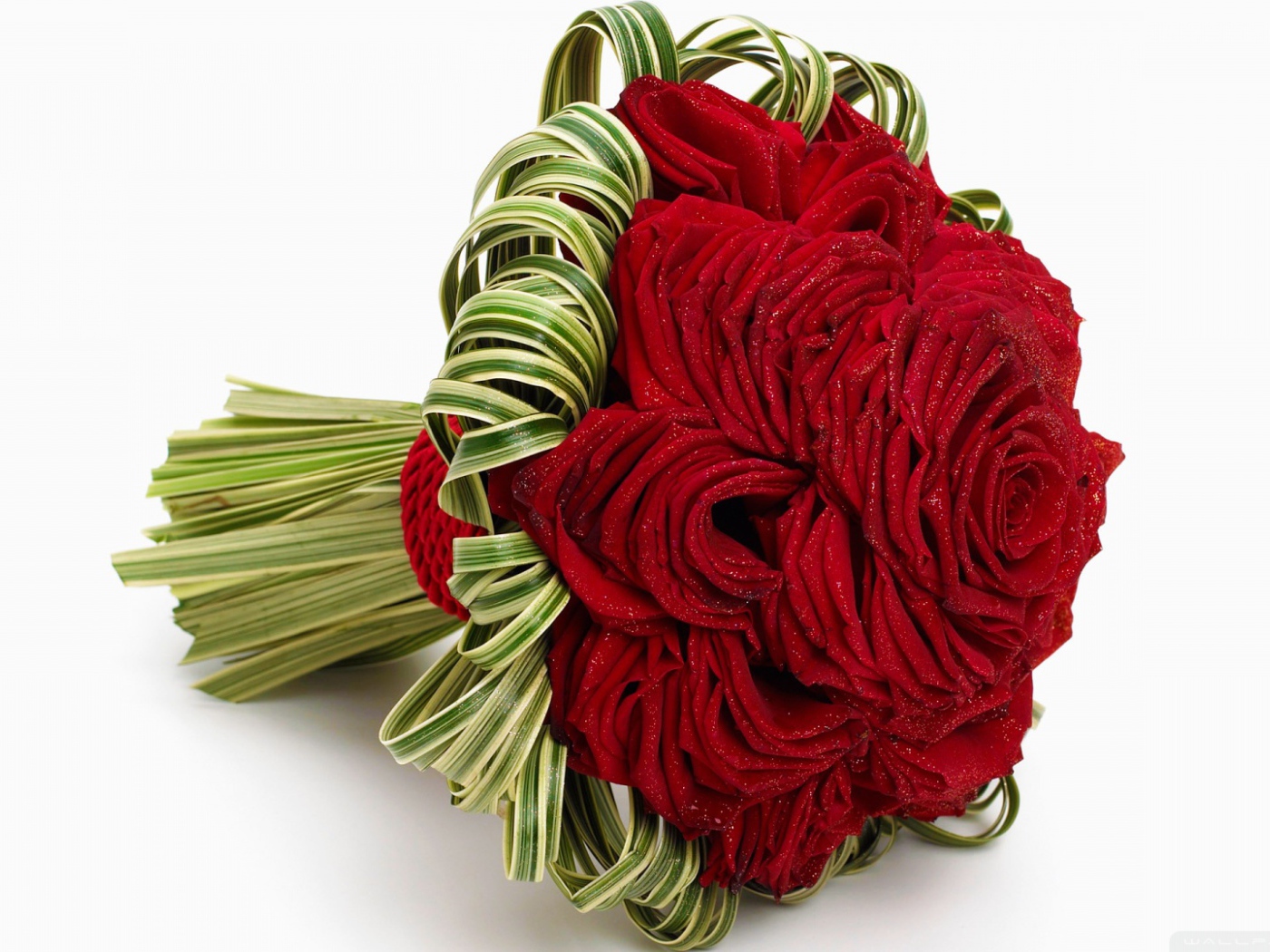 Красные розы в красивом свадебном букете