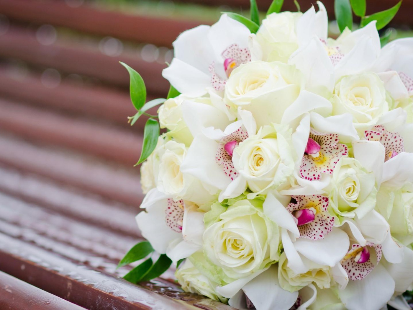 Белые розы и другие цветы в свадебном букете