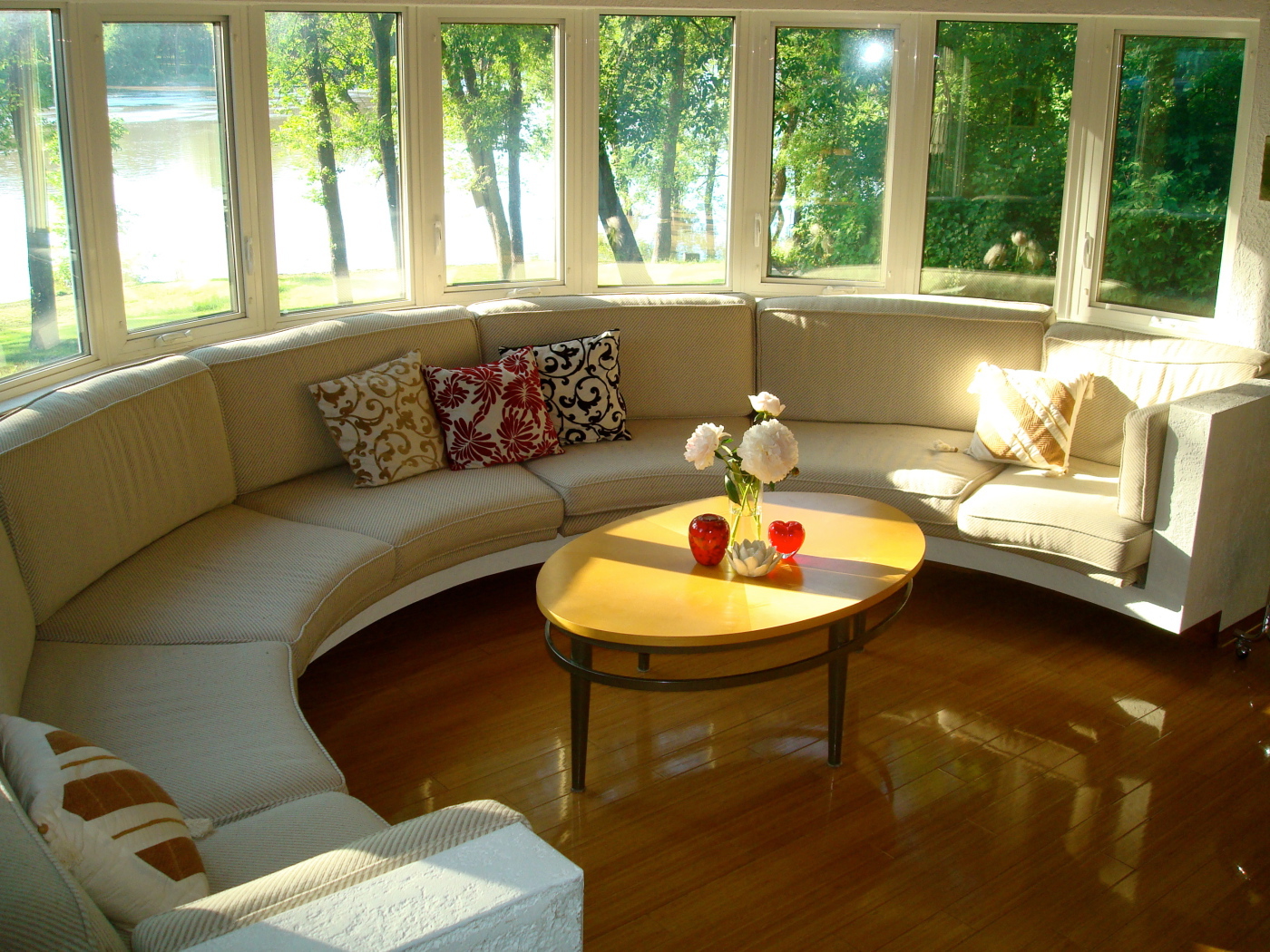 Круглая веранда с диваном