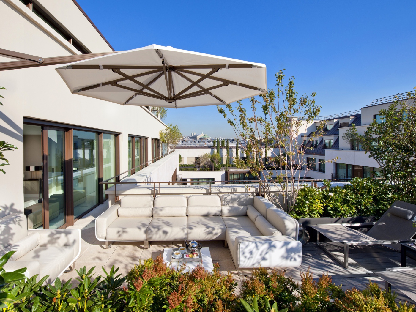 Белый диван на веранде