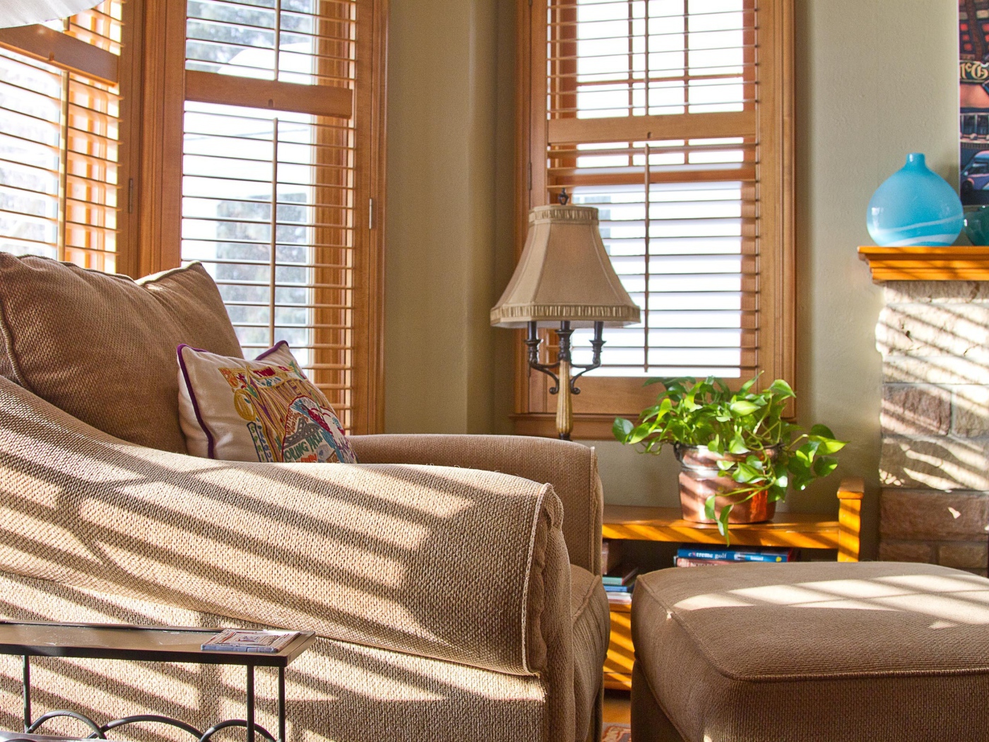 Дизайн комнаты с камином