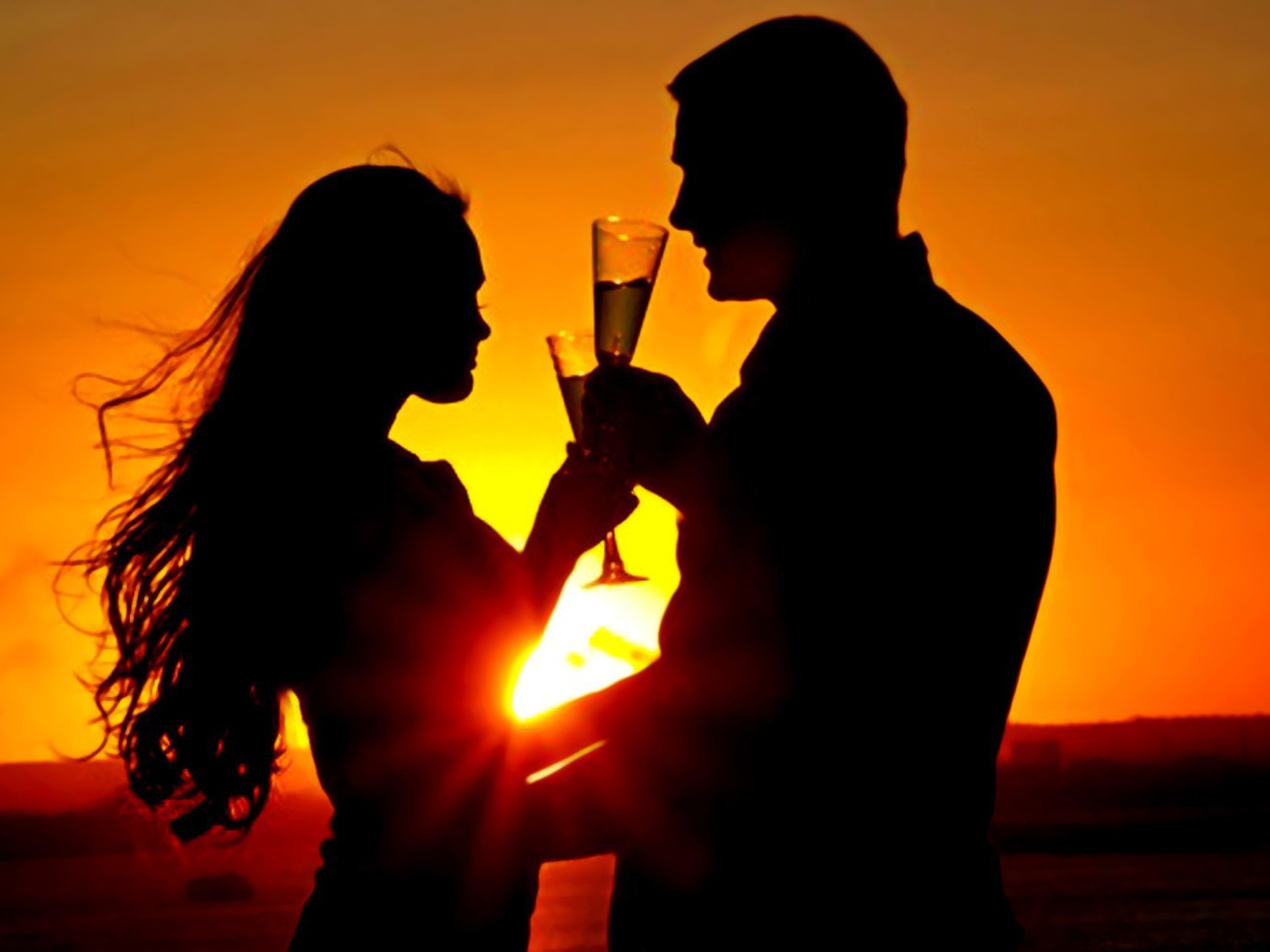 Бокал шампанского на закате