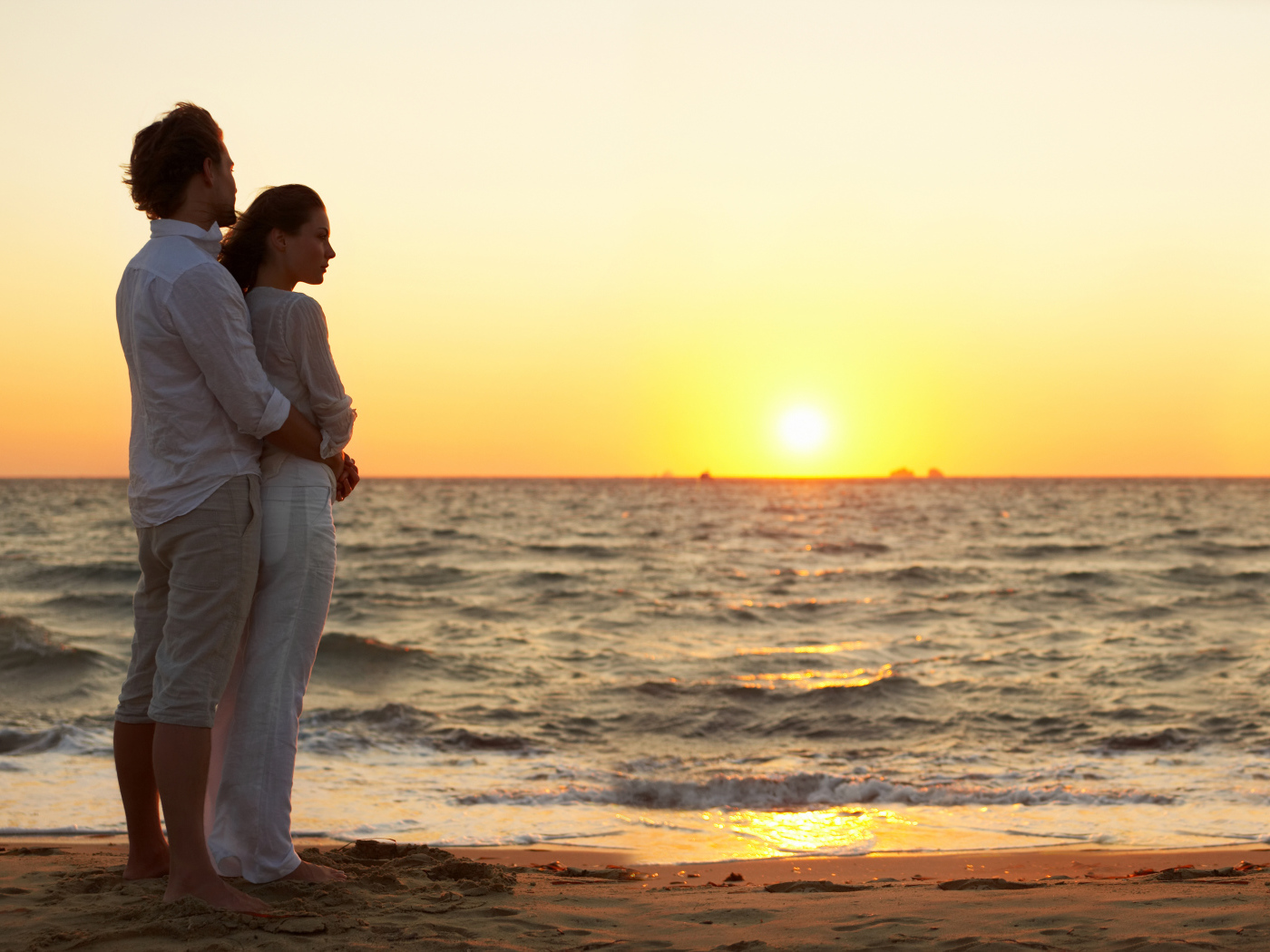 Милая пара на пляже