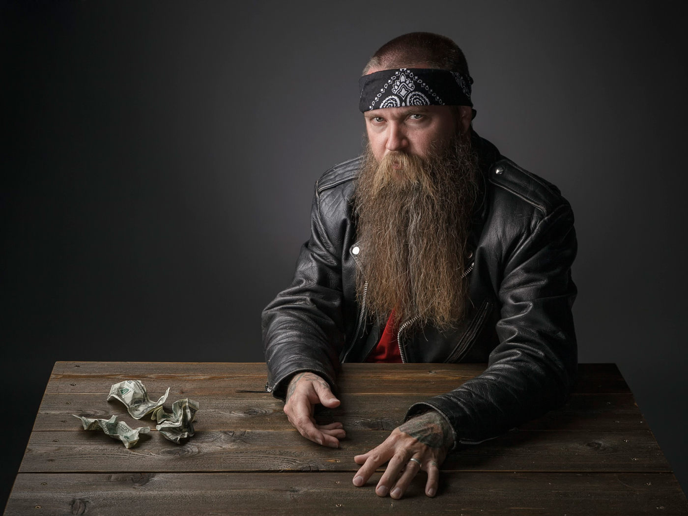Бородатый байкер за столом