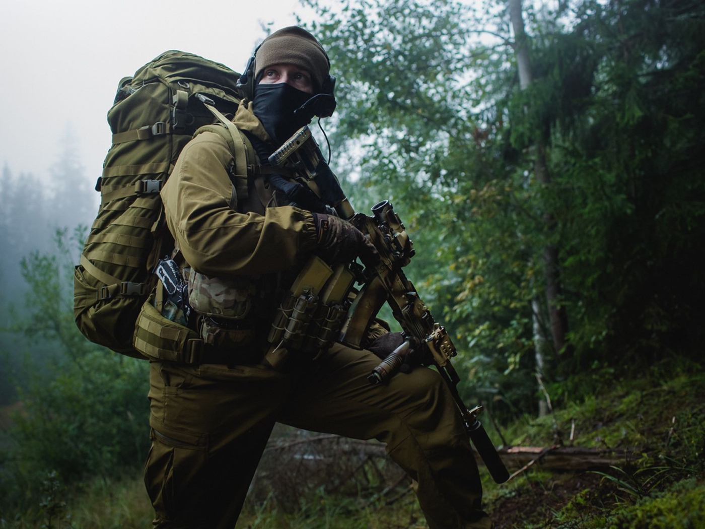 Солдат в снаряжении с автоматом АК