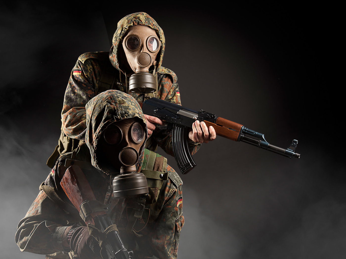 Солдаты в противогазах