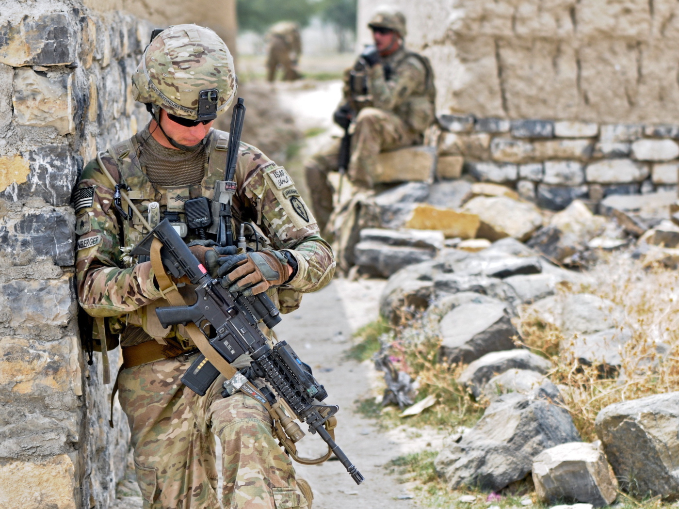 Солдат у каменной стены