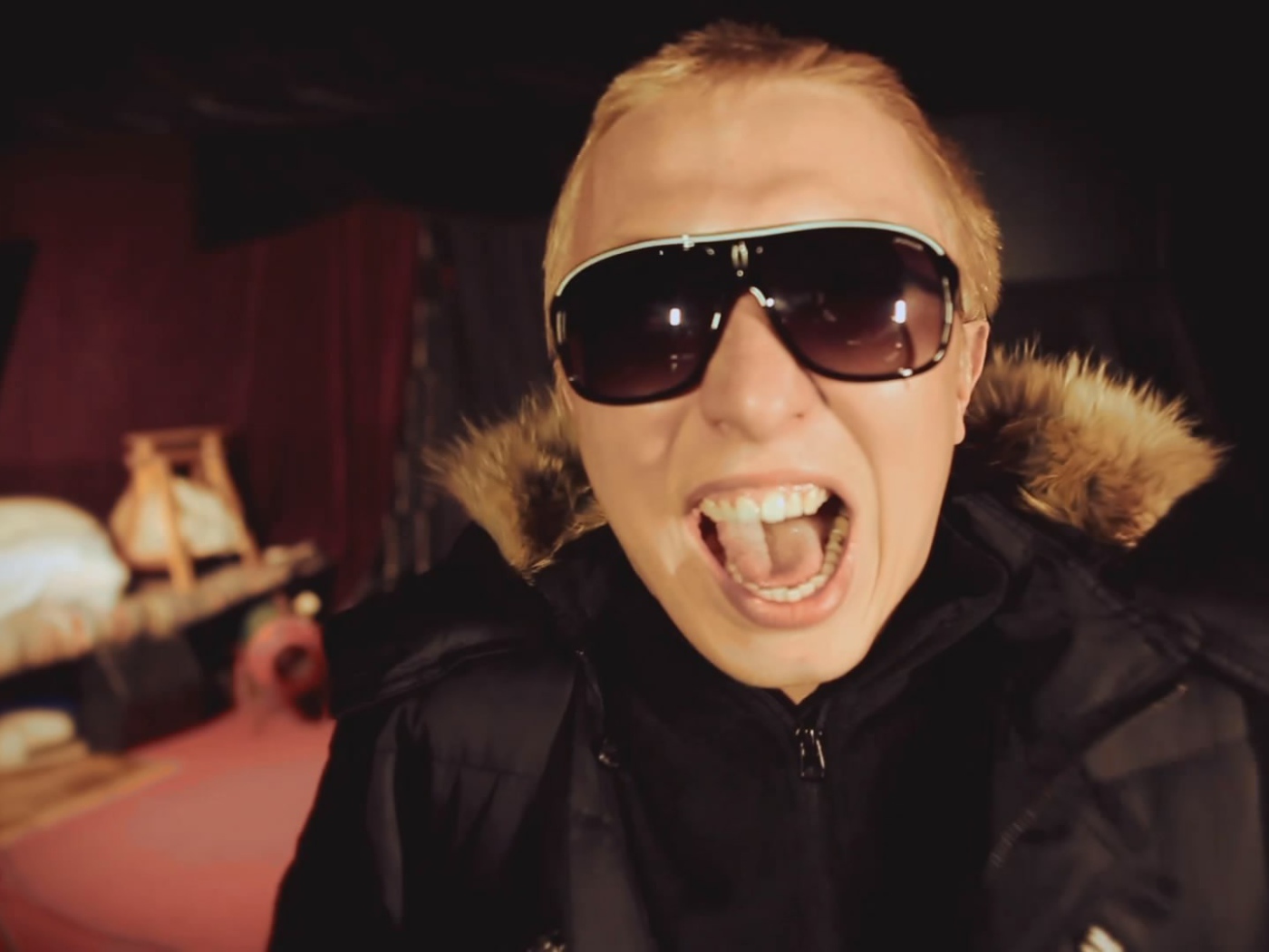 Популярный актер Витя АК