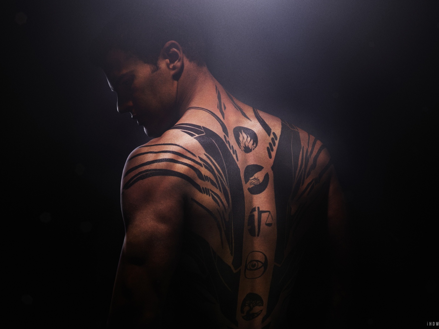 Русская знаменитост Тео Джеймс