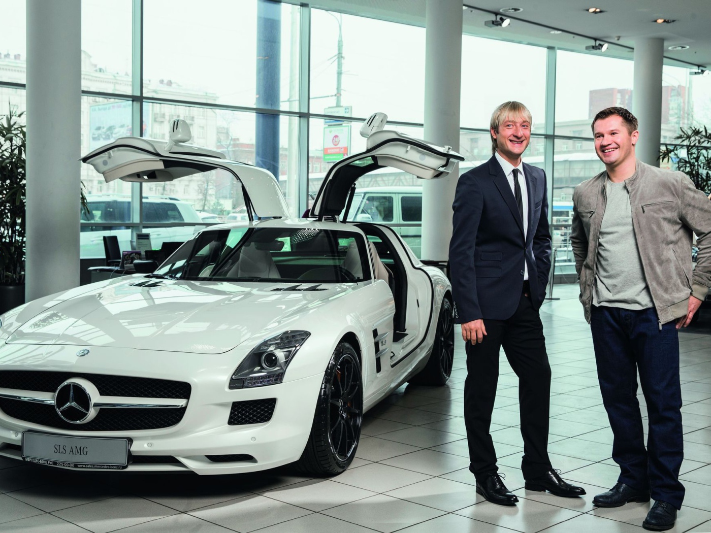 Евгений Плющенко в автосалоне