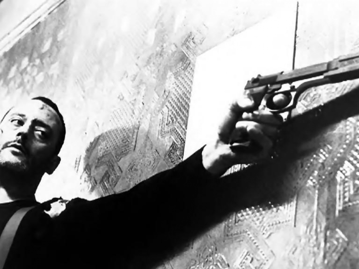 Жан Рено с пистолетом