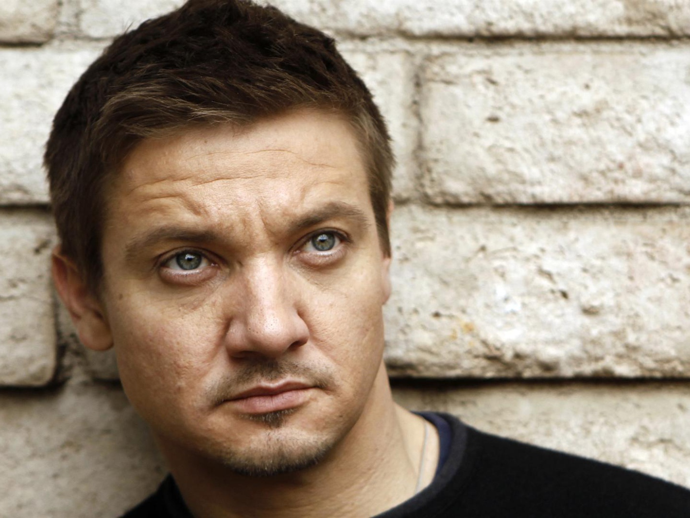 Джереми Реннер крупным планом