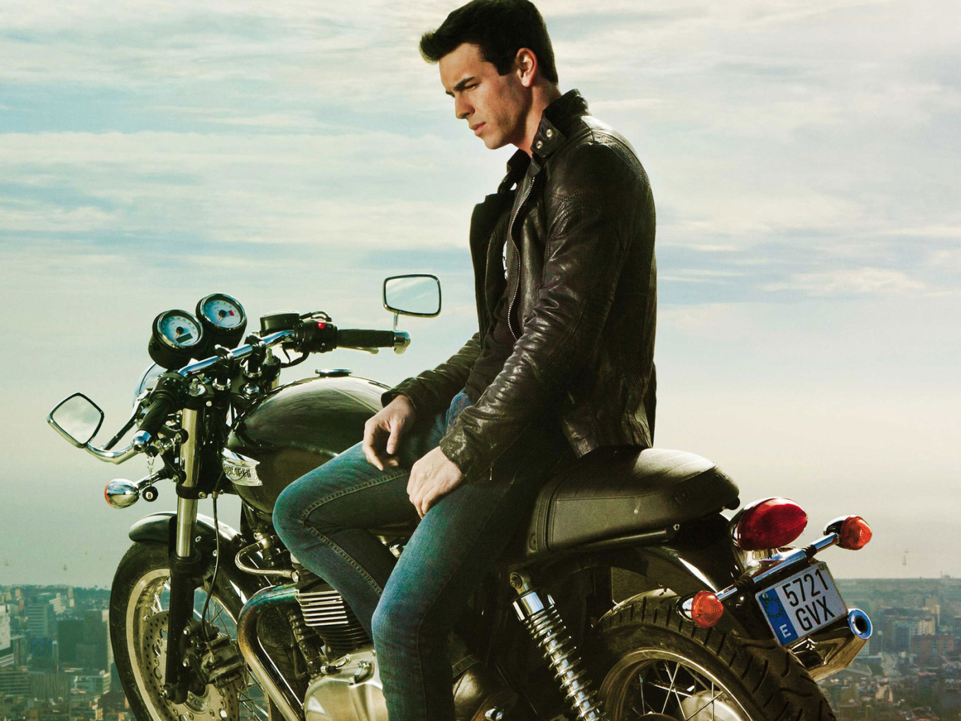 Марио Касас и мотоцикл