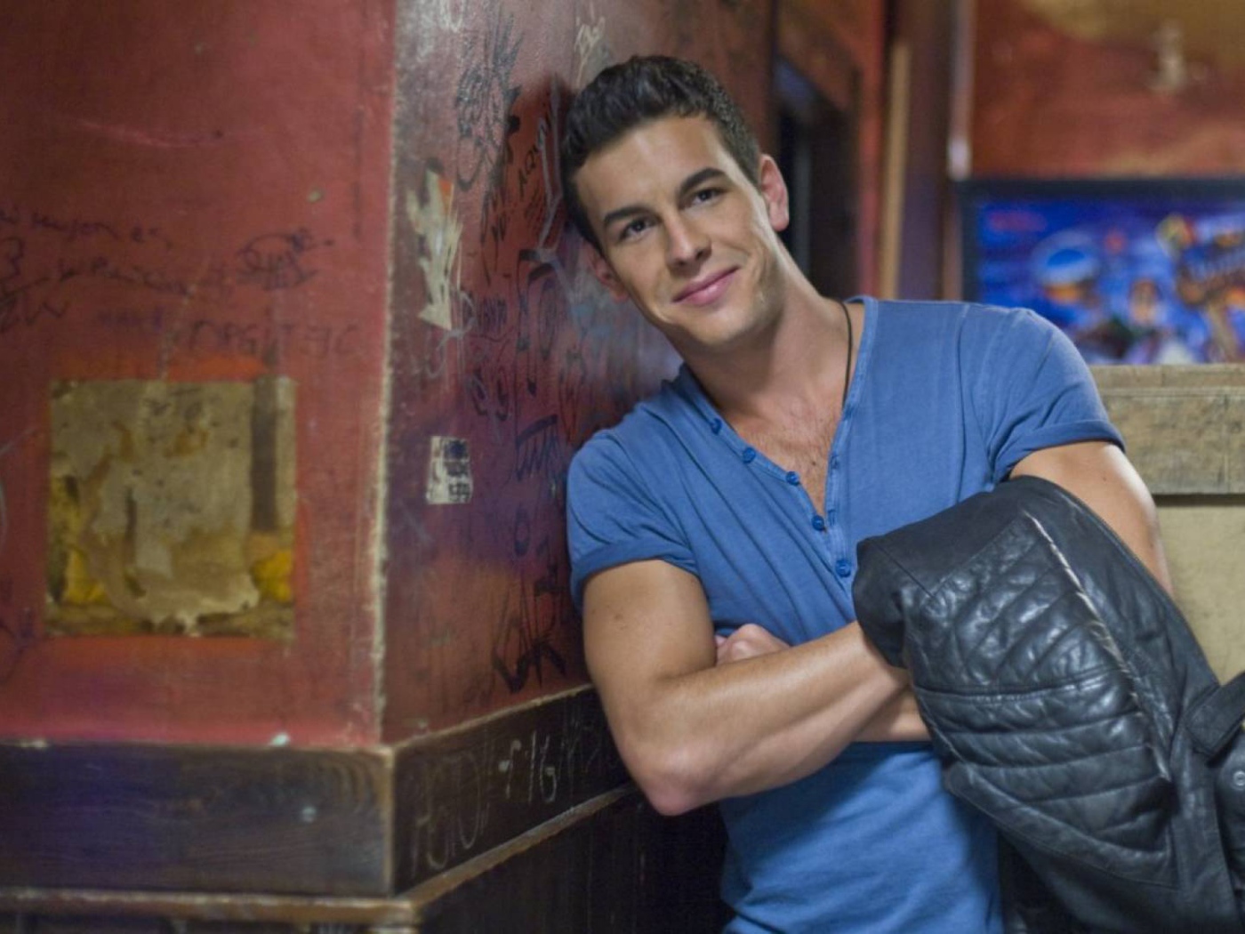 Марио Касас в синей футболке