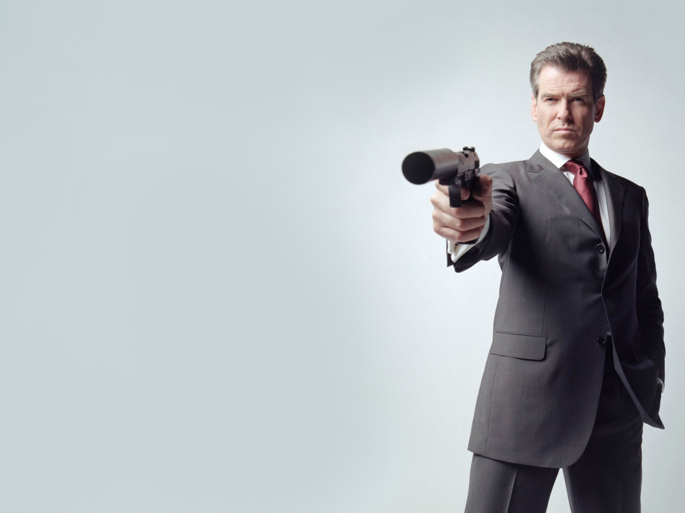 Пирс Борснан с пистолетом