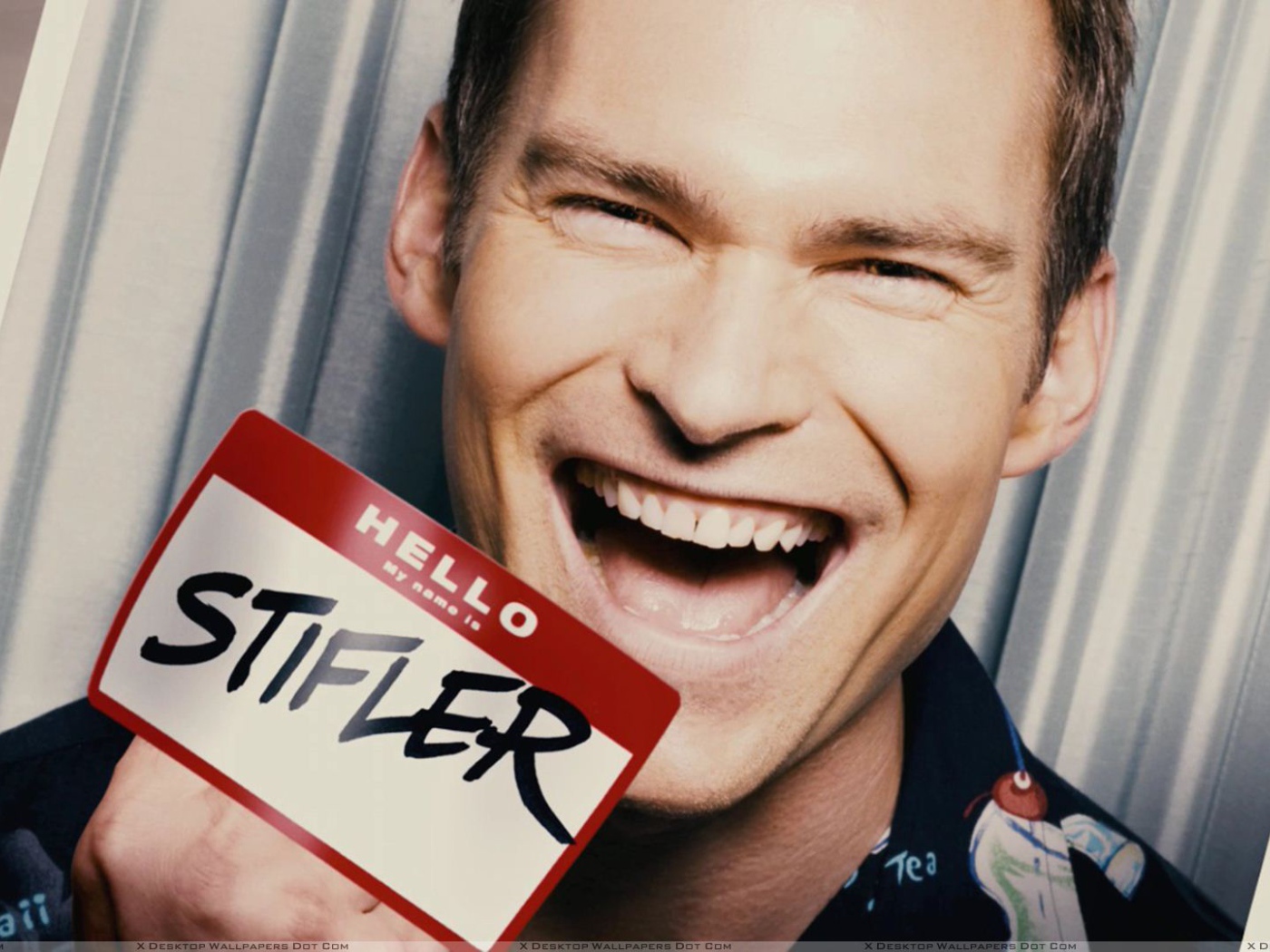 Шонн Уильям Скотт улыбается