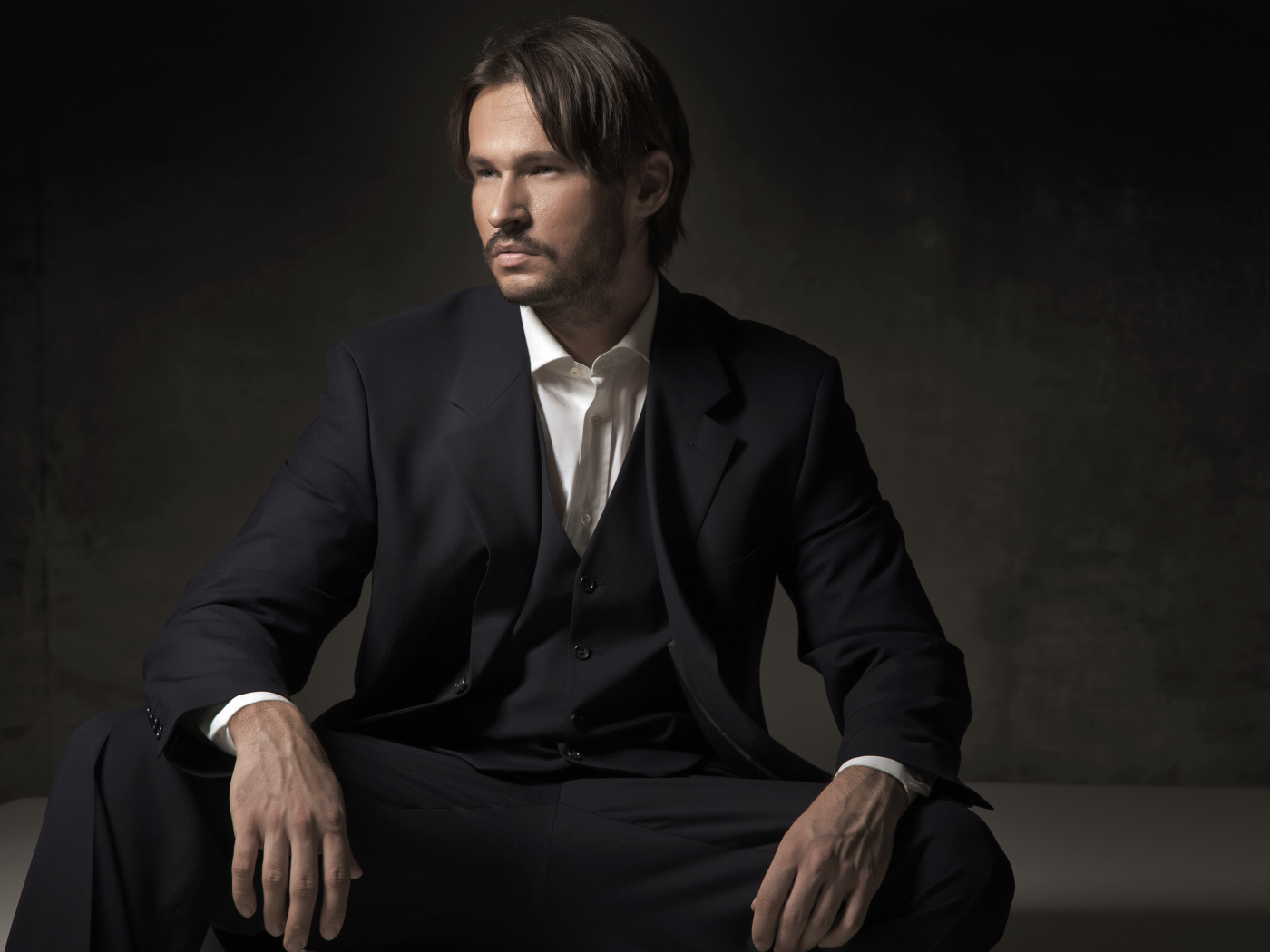 Мужчина с усами