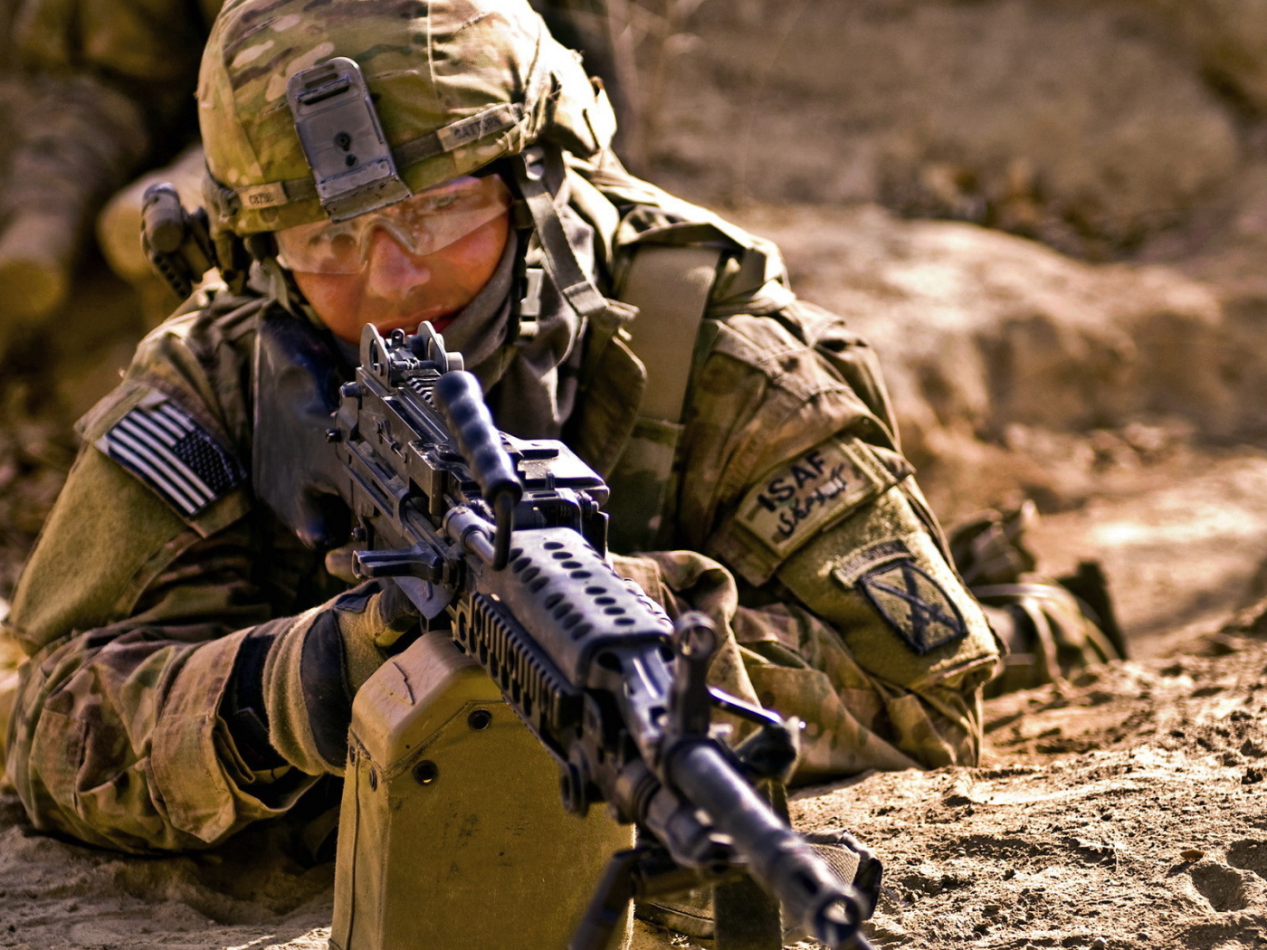 Солдат с пулеметом