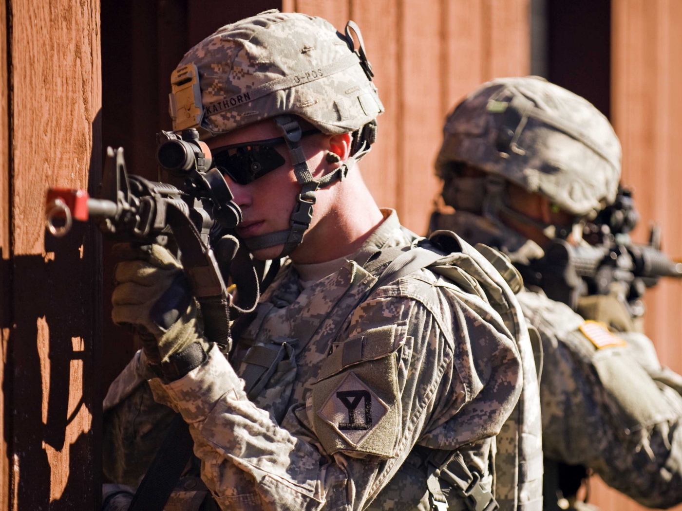 Солдаты целятся из винтовки